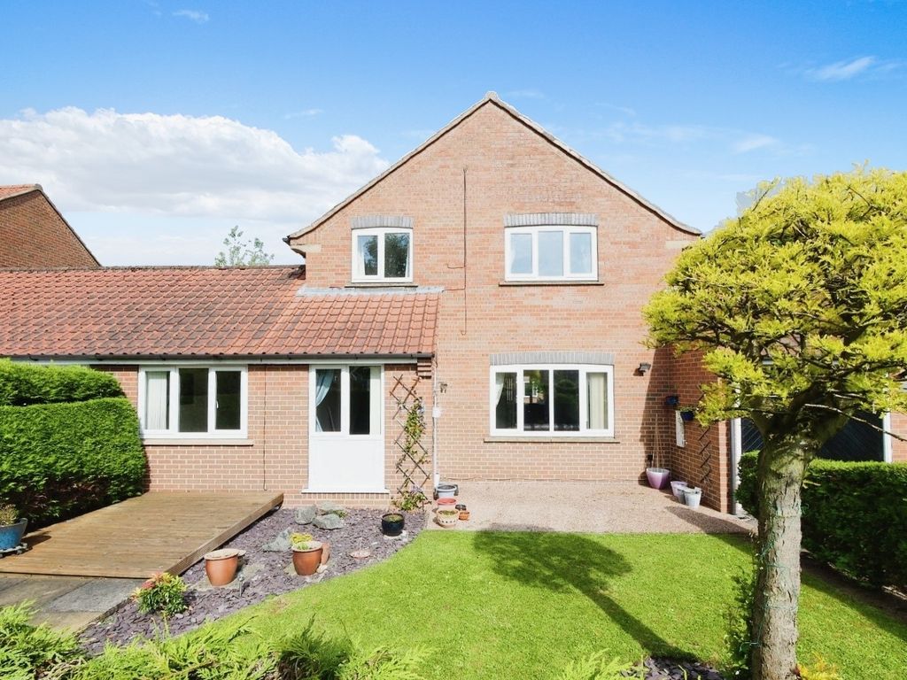 3 bed linkdetached house for sale in Juniper Close, New Earswick, York