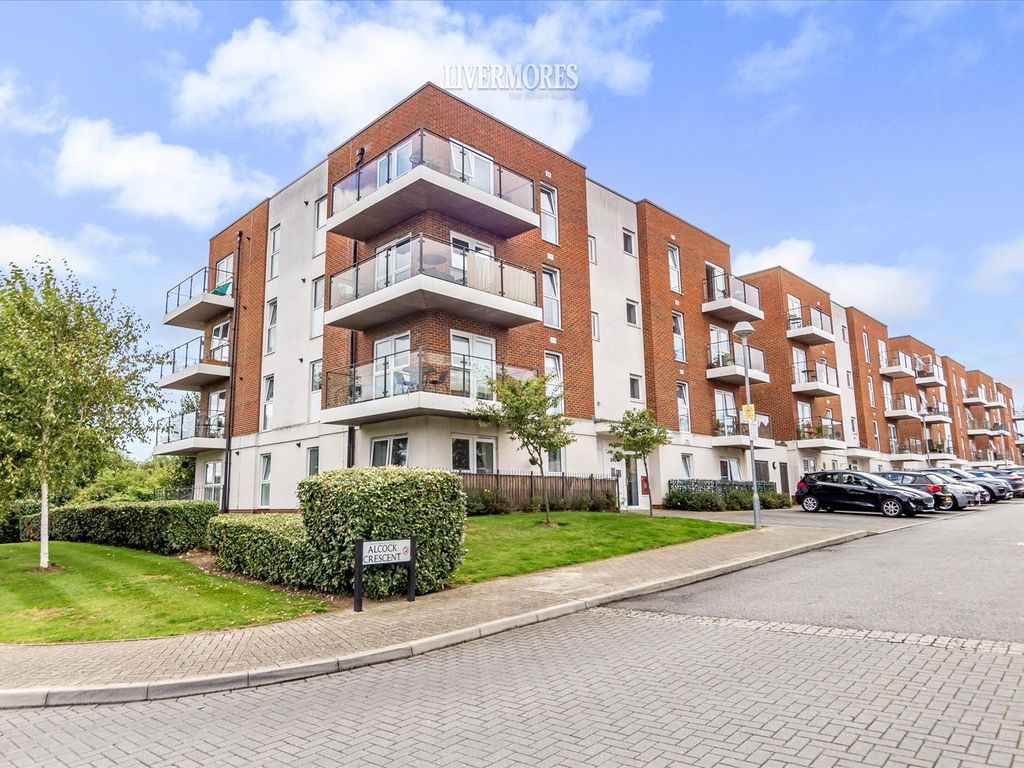 2 bed flat for sale in Alcock Crescent, Crayford, Dartford DA1, £