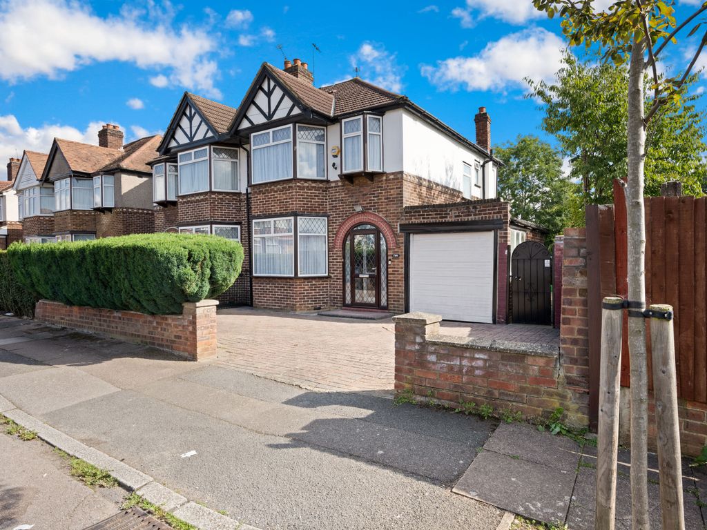 3 bed semidetached house for sale in Charmian Avenue, Stanmore