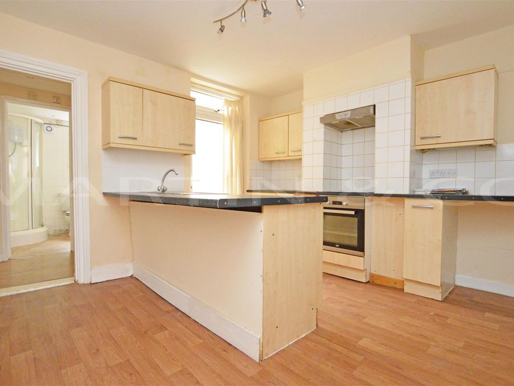 2 bed end terrace house to rent in Luton Road, Chatham ME4, £1,050 pcm