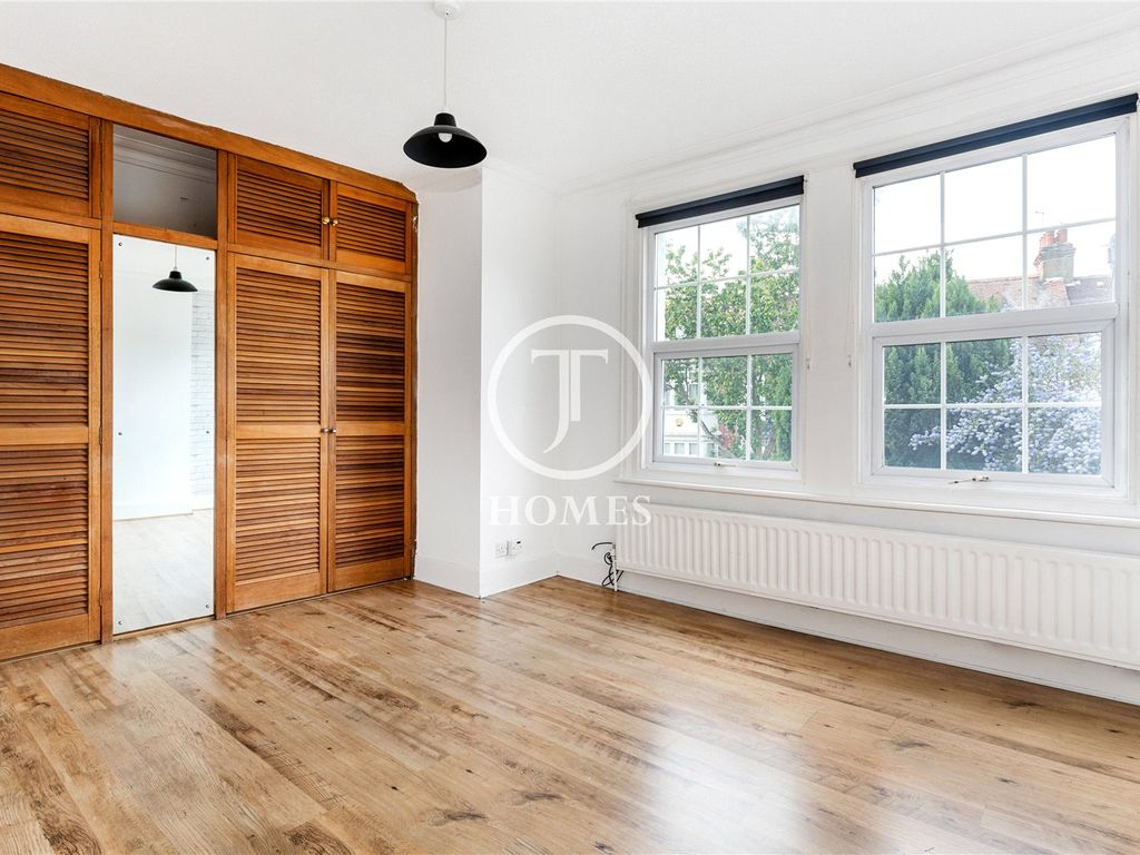 2 bed end terrace house for sale in Albert Road, London, NW4, £