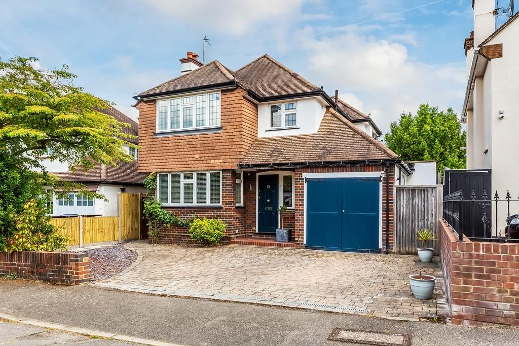 3 bed detached house for sale in Homelands, Leatherhead KT22, £875,000