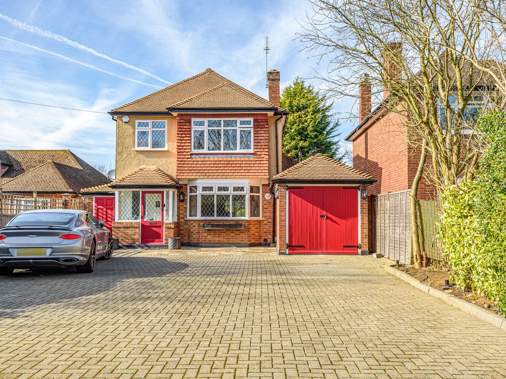 4 bed detached house to rent in Thornhill Road, Ickenham, Uxbridge UB10