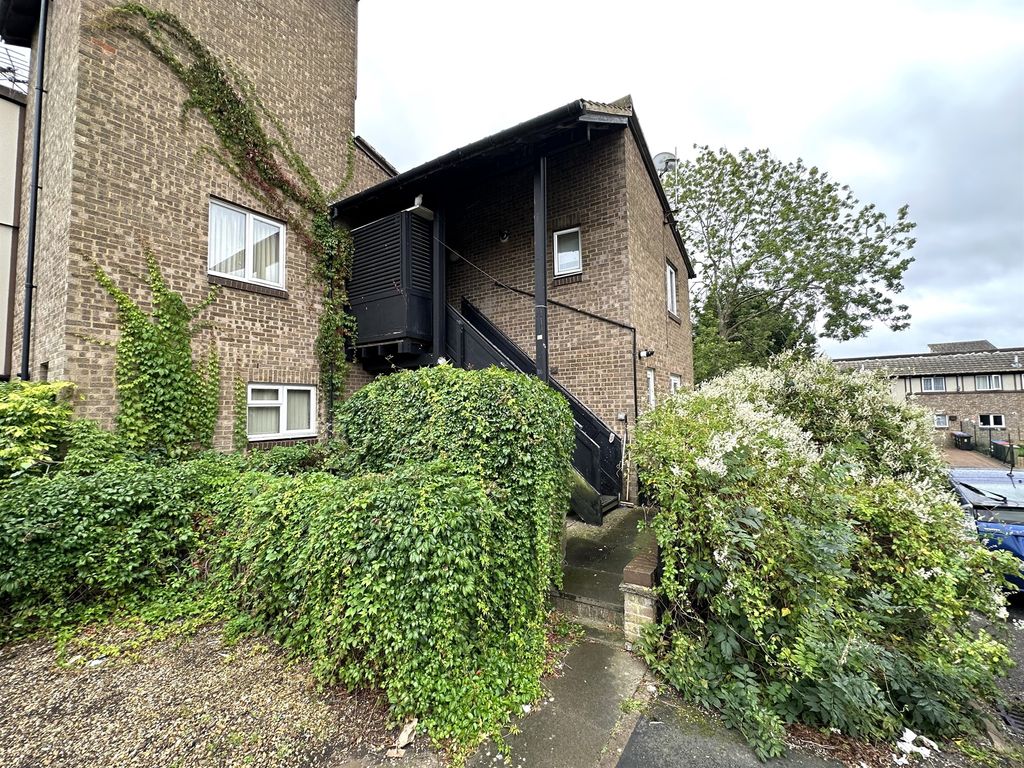 2 bed flat for sale in Tranlands Brigg, Heelands, Milton Keynes MK13, £