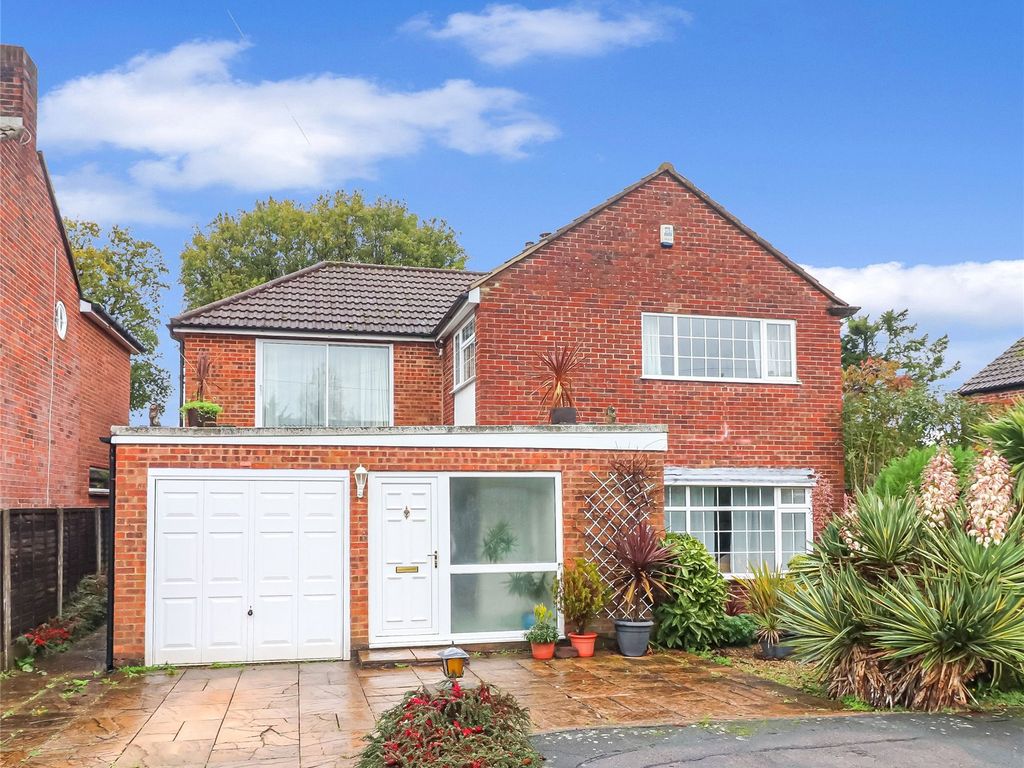 4 bed detached house for sale in Highlands Close, Chalfont St. Peter