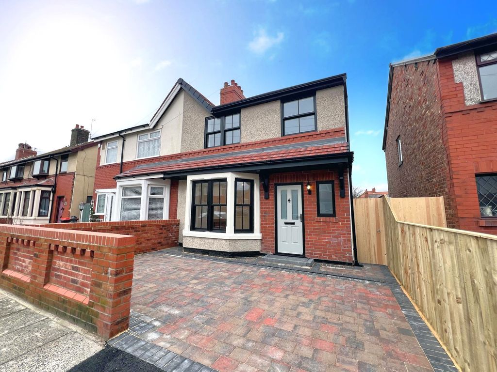 3 bed semidetached house for sale in Dronsfield Road, Fleetwood FY7, £