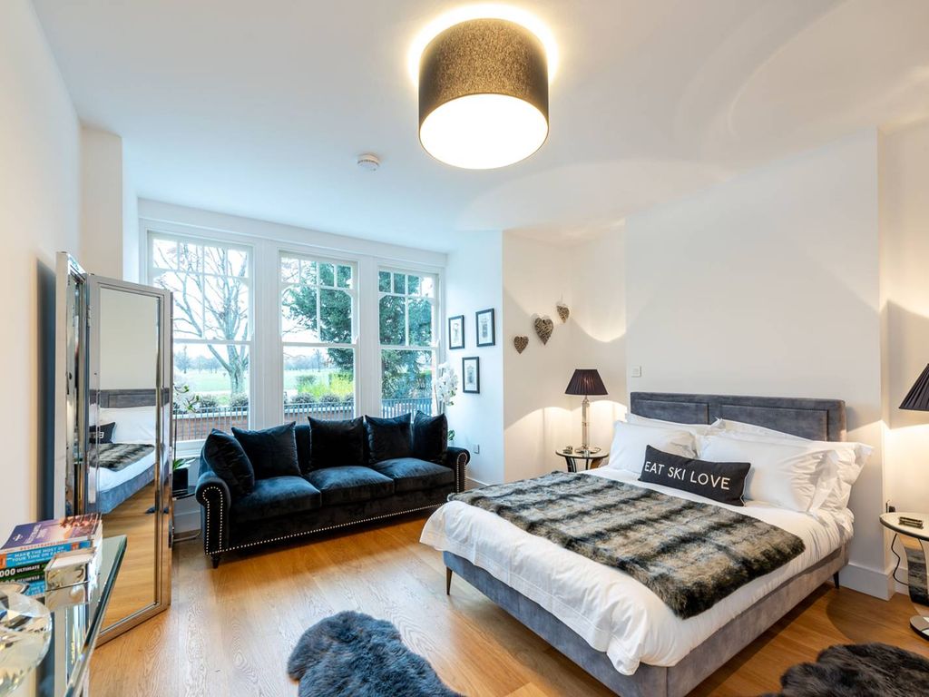 Salcombe Gardens, Clapham Common North Side, London SW4  