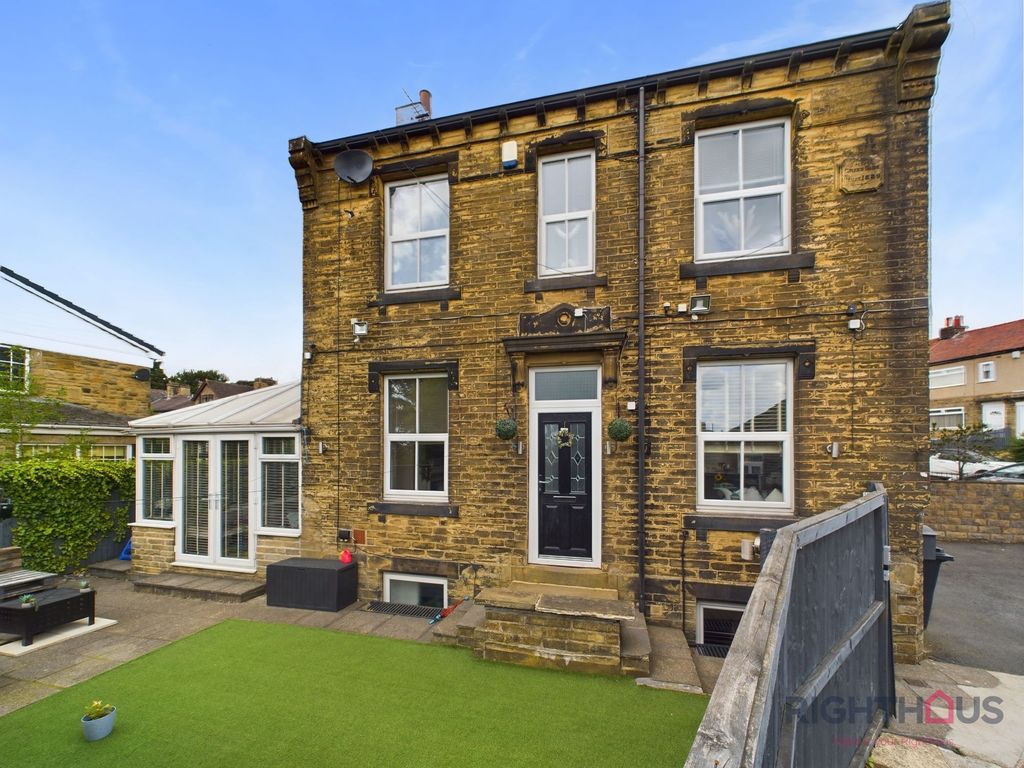 4 bed end terrace house for sale in Church Road, Bradford BD6, £240,000