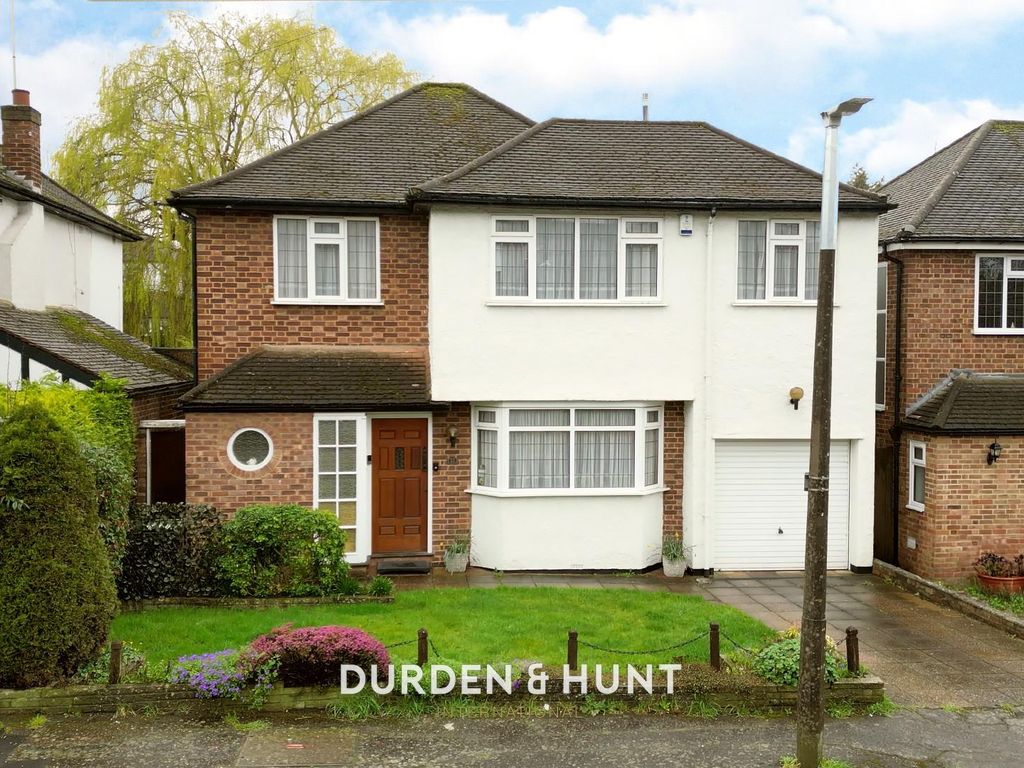 4 bed detached house for sale in Dacre Gardens, Chigwell IG7, £865,000