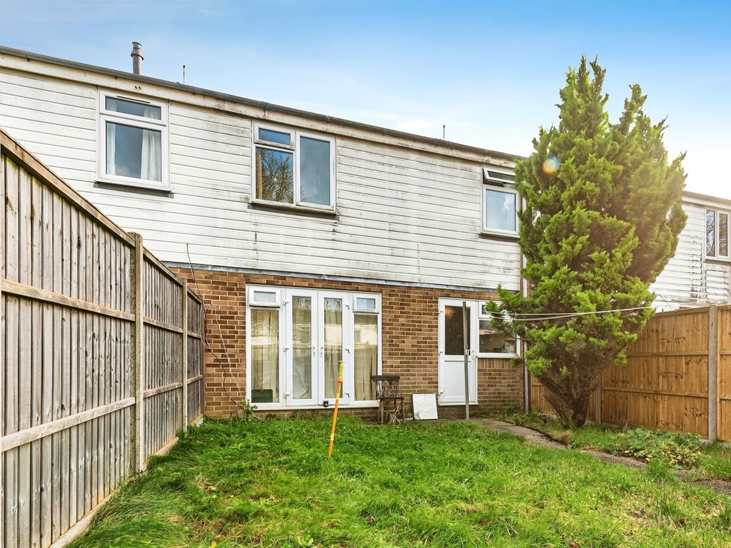 4 bed terraced house for sale in Mullins Close, Oakridge, Basingstoke
