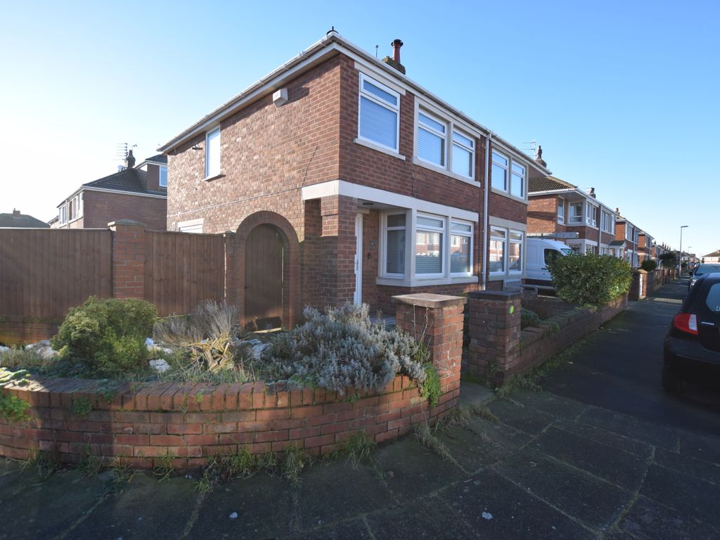 3 bed semidetached house to rent in Helens Close, Blackpool FY4, £950
