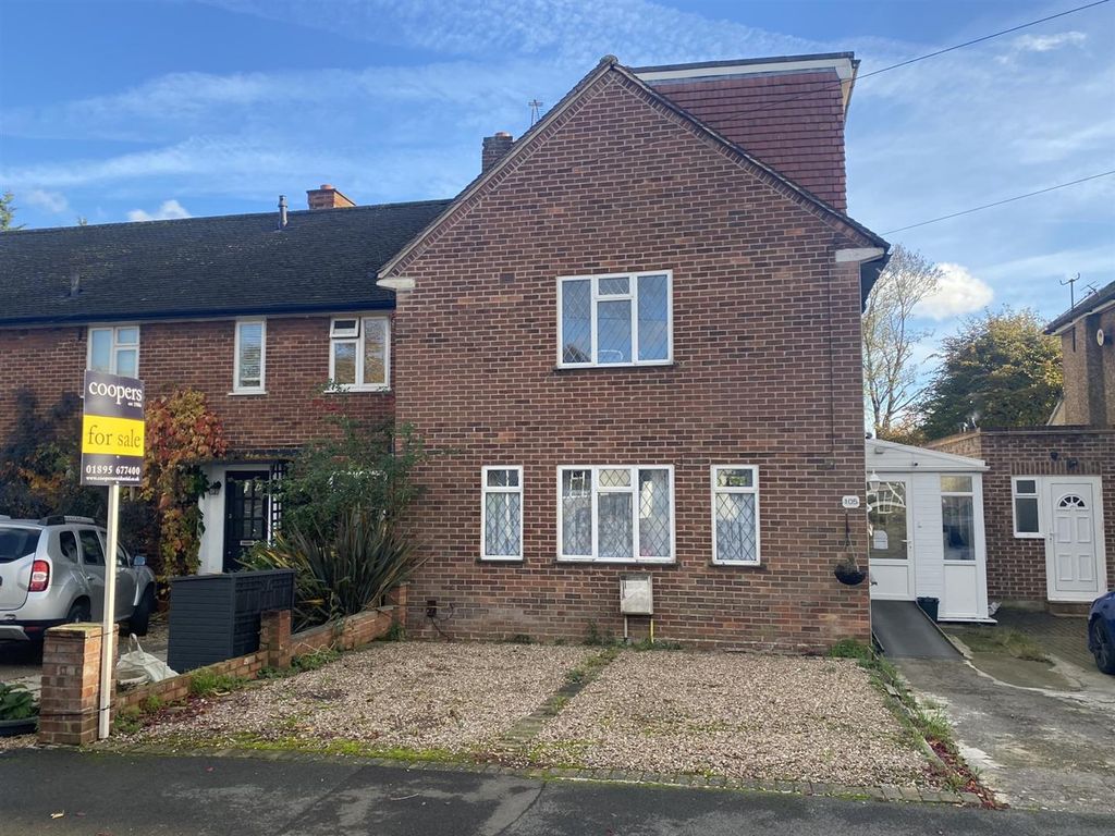 4 bed end terrace house for sale in The Fairway, Ruislip HA4, £625,000