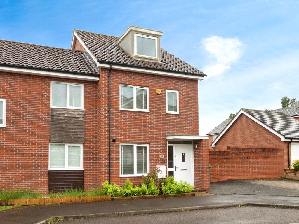 3 bed semidetached house for sale in Edmund Court, Basingstoke