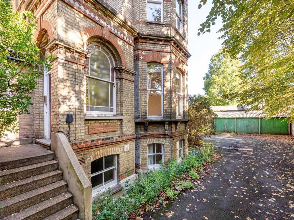 1 bed flat to rent in Riverdale Road, St Margarets, Twickenham TW1, £