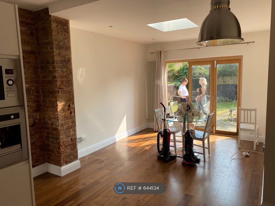 2 bed flat to rent in Park Life Apartments 168A, Hove BN3, £1,500 pcm