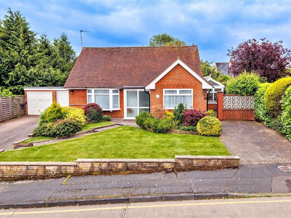2 bed detached bungalow for sale in The Orchards, Epping CM16, £799,995