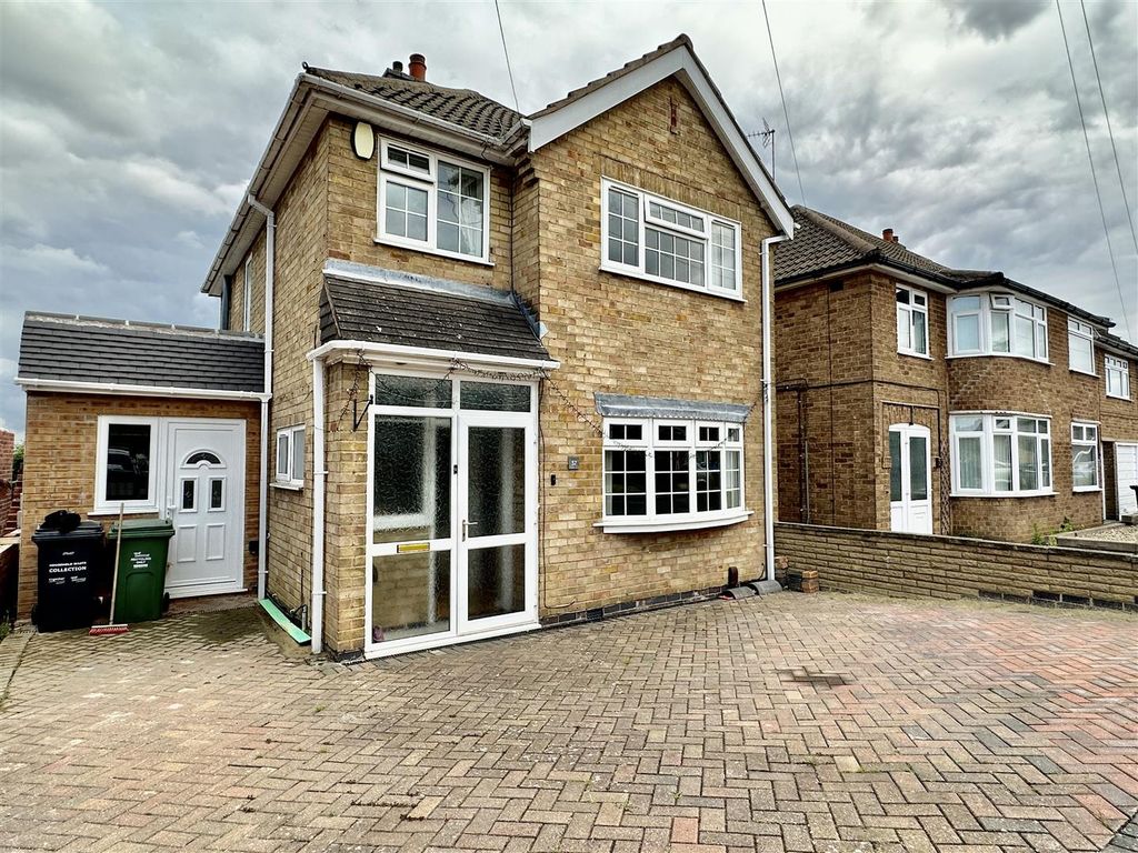 4 bed detached house for sale in Avenue, Birstall, Leicester