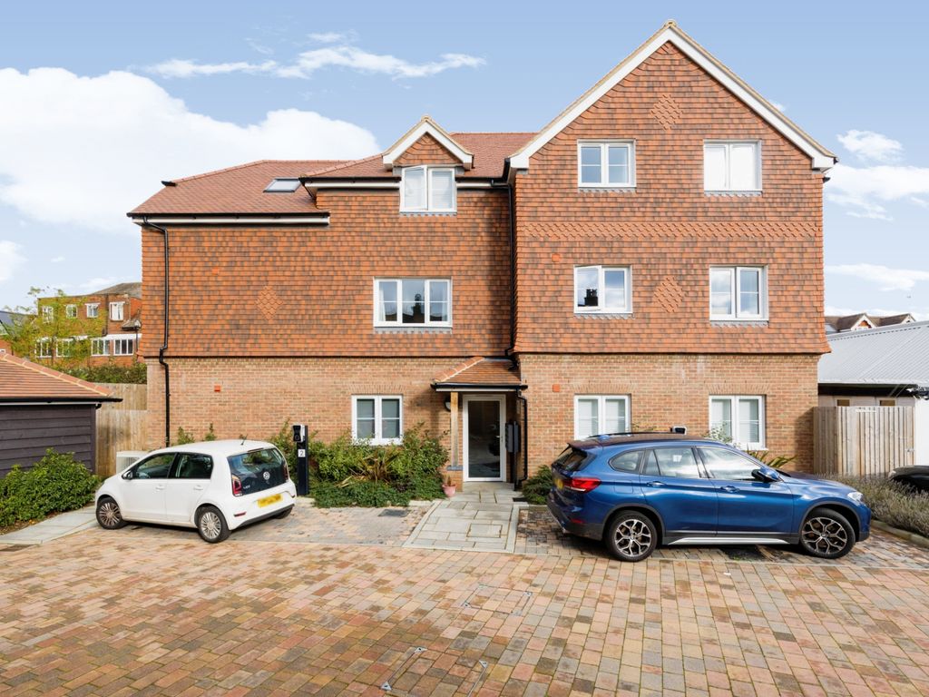 2 bed flat for sale in Owen Road, Godalming GU7 Zoopla
