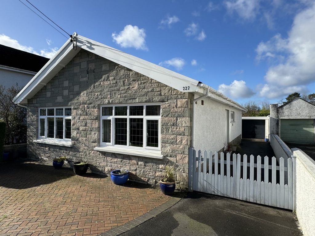 3 bed detached bungalow for sale in Ammanford Road, Llandybie