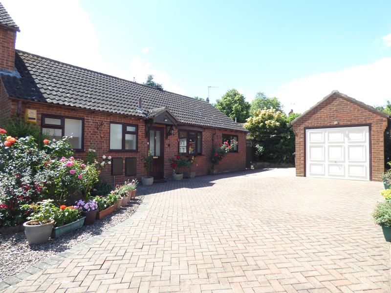 2 bed semidetached bungalow for sale in Upton Gardens, Upton Upon