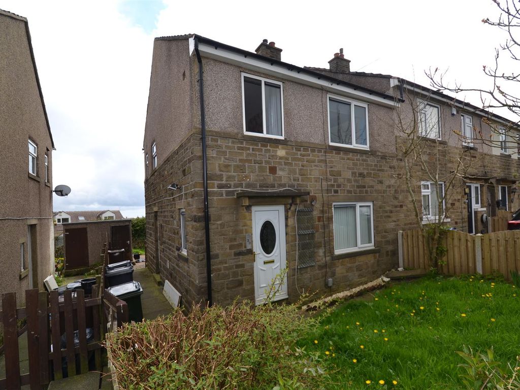 3 bed town house for sale in Moor Close Avenue, Queensbury, Bradford