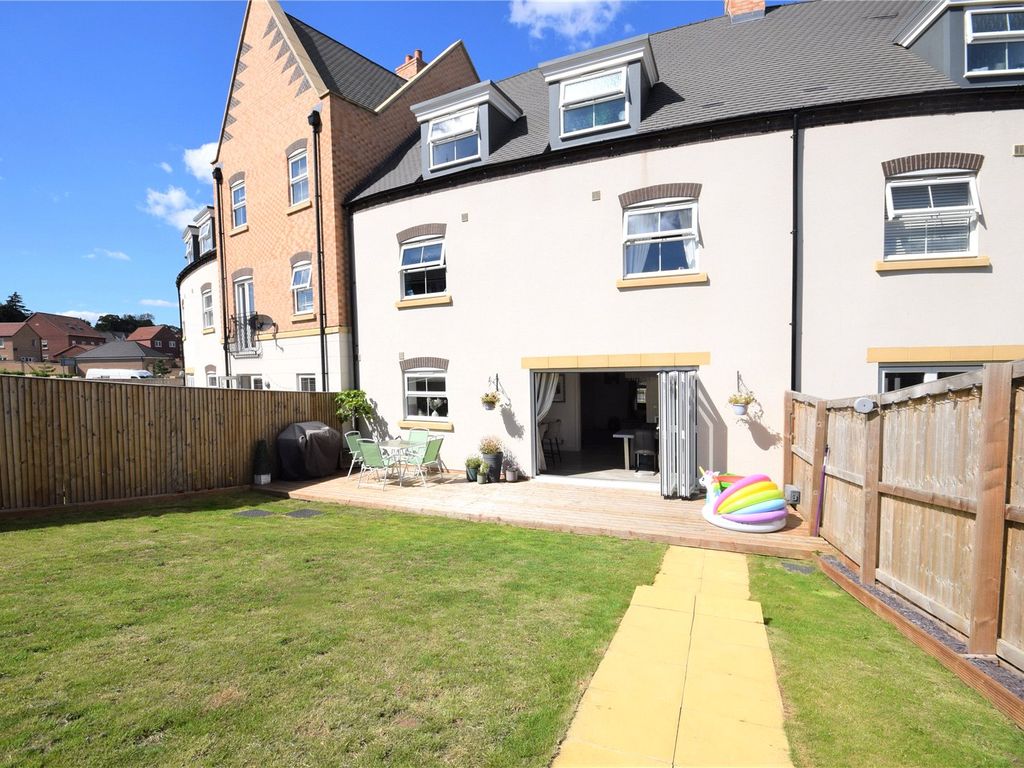 5 bed town house for sale in Beecher Drive, Wakefield, West Yorkshire