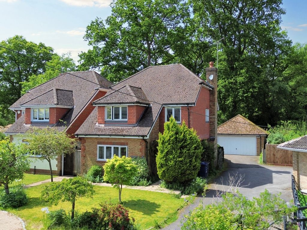 4 bed detached house for sale in Moors Lane, Elstead, Surrey GU8, £