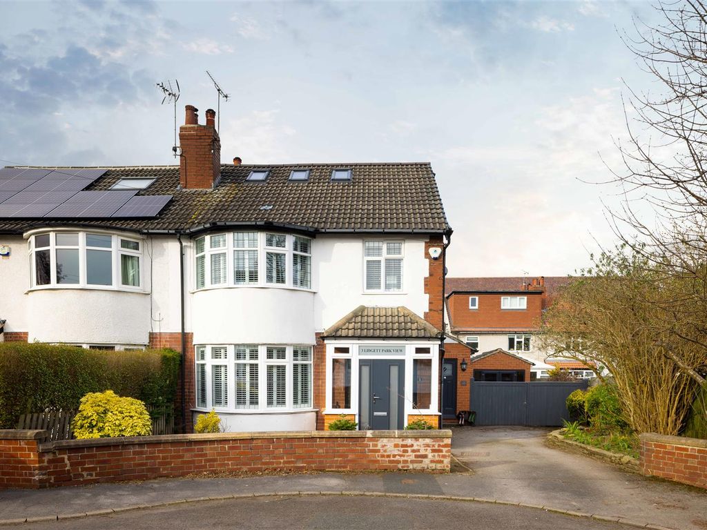 5 bed semidetached house for sale in Lidgett Park View, Roundhay