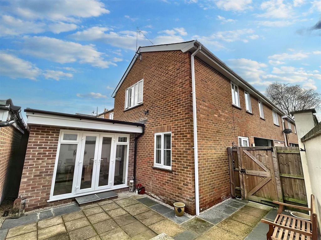 2 bed property to rent in Dorset Street, Blandford Forum DT11, £975 pcm