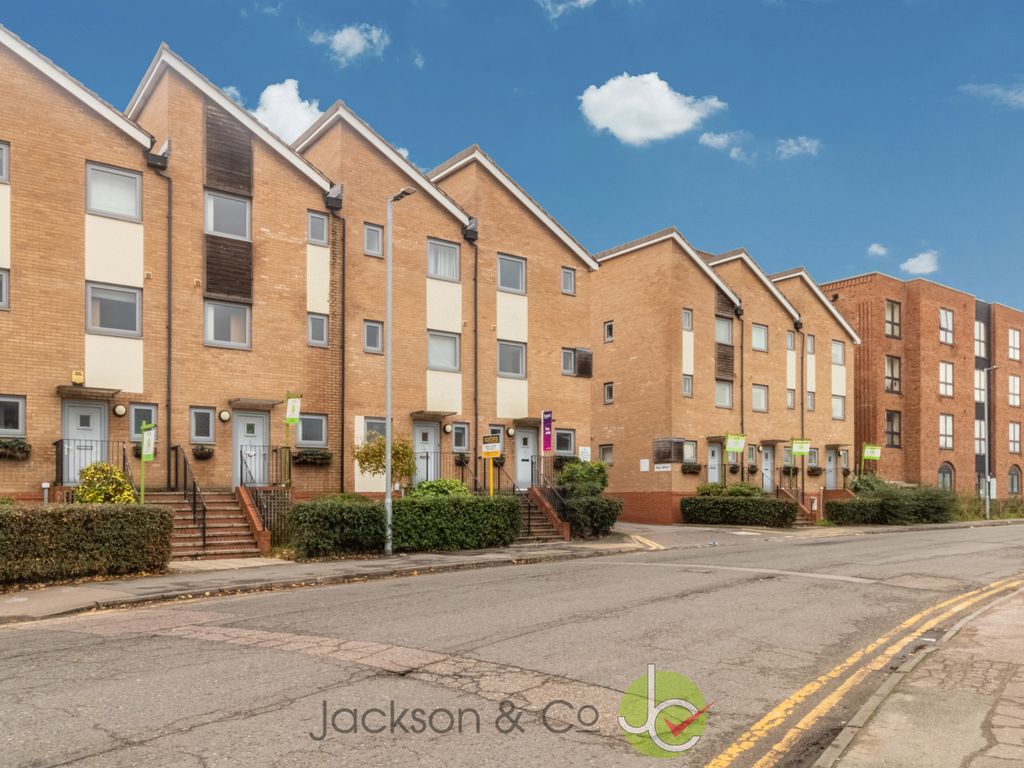 4 bed town house to rent in Hawkins Road, Colchester CO2, £1,600 pcm