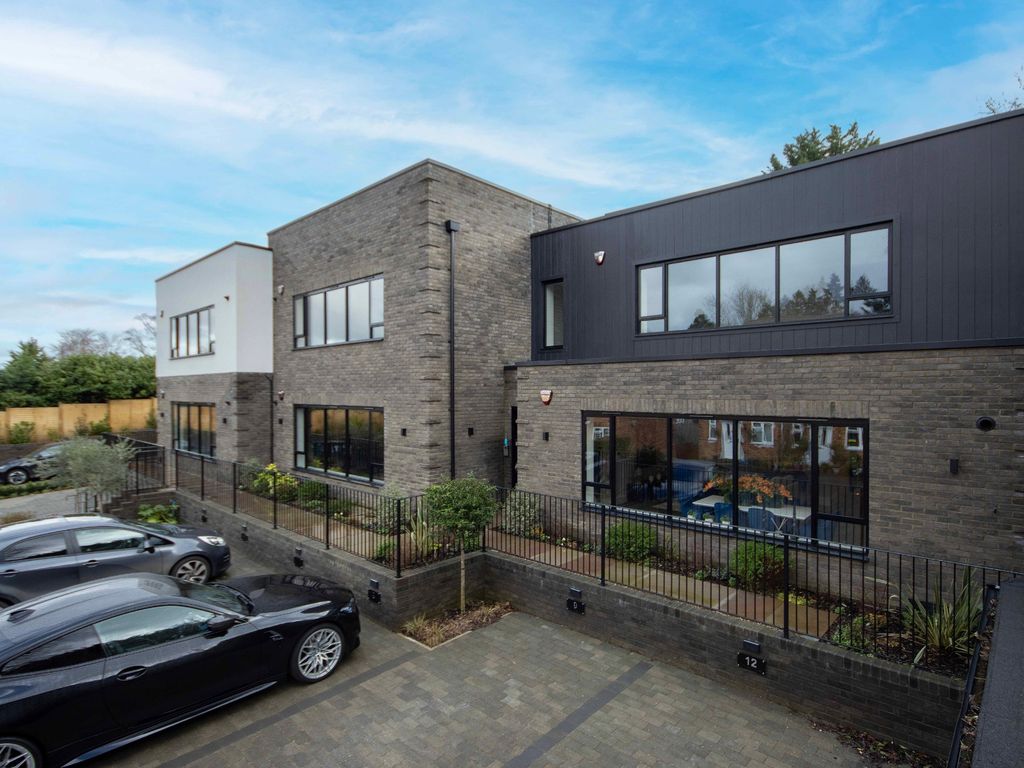 2 bed flat for sale in Clovers Court, Quickley Lane, Chorleywood WD3, £