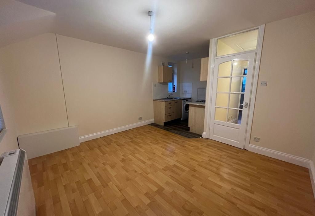 1 bed flat to rent in Feltham Road, Ashford TW15, £995 pcm Zoopla