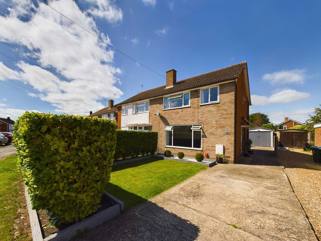 3 bed semidetached house for sale in New Meadow, Bedgrove HP21, £