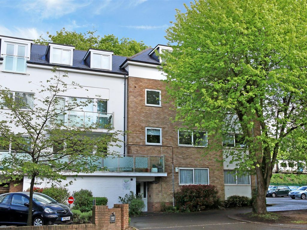 2 bed flat to rent in Brook Court, Watling Street, Radlett WD7, £1,300