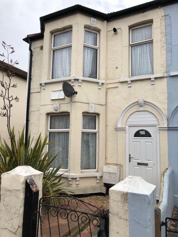 4 bed semidetached house to rent in Beach Road, ClactonOnSea CO15