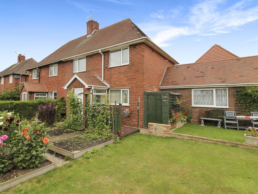 3 bed semidetached house for sale in Chesterfield Road, Holmewood