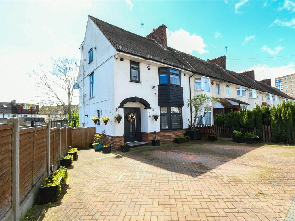 4 bed end terrace house for sale in Brookside Gardens, Enfield