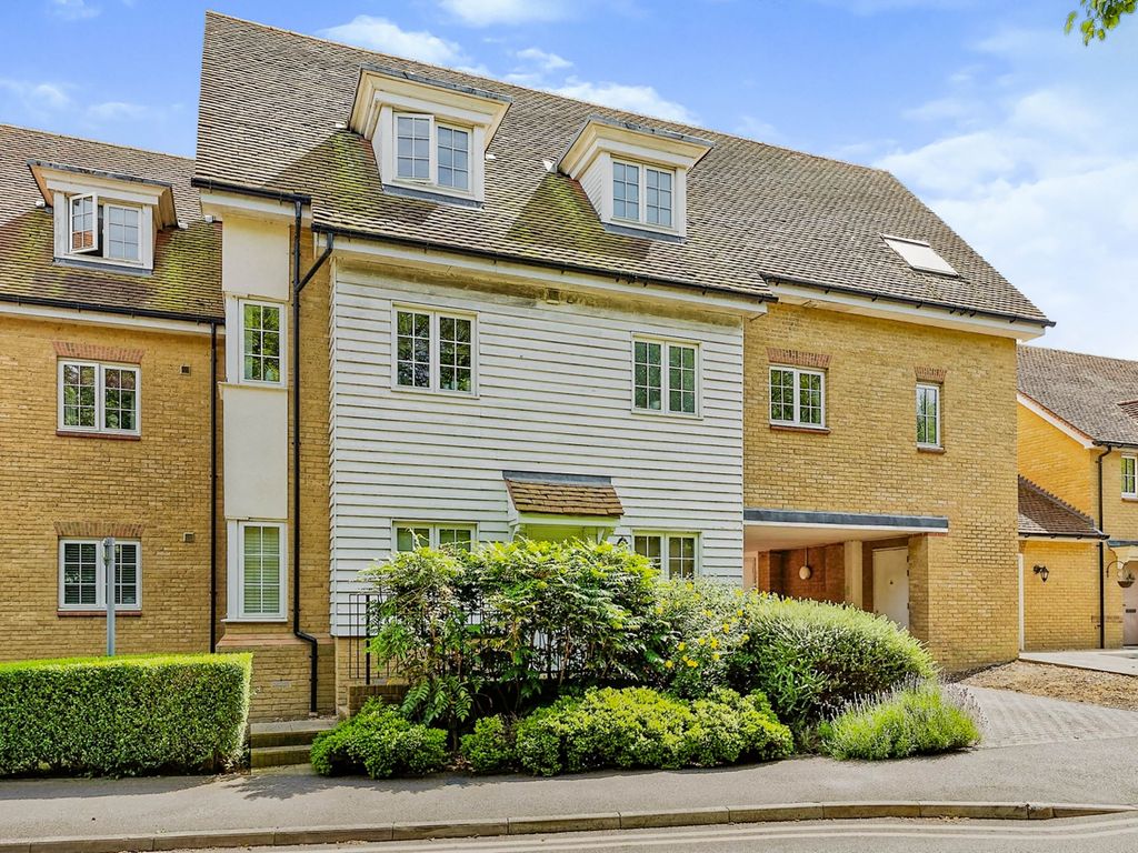 2 bed flat for sale in Lakeside Avenue, Faversham ME13, £220,000 Zoopla