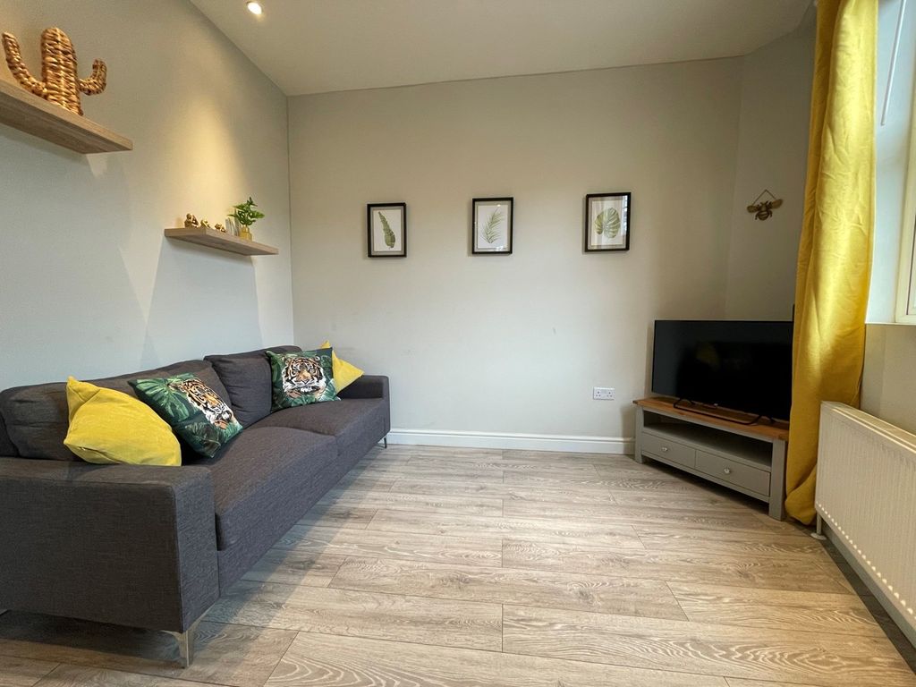 1 bed flat to rent in Battersea High Street, Battersea SW11, £1,625 pcm