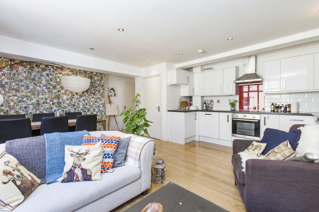 2 bed flat to rent in Apex House, 17 Bacon Street, London E1, £2,750