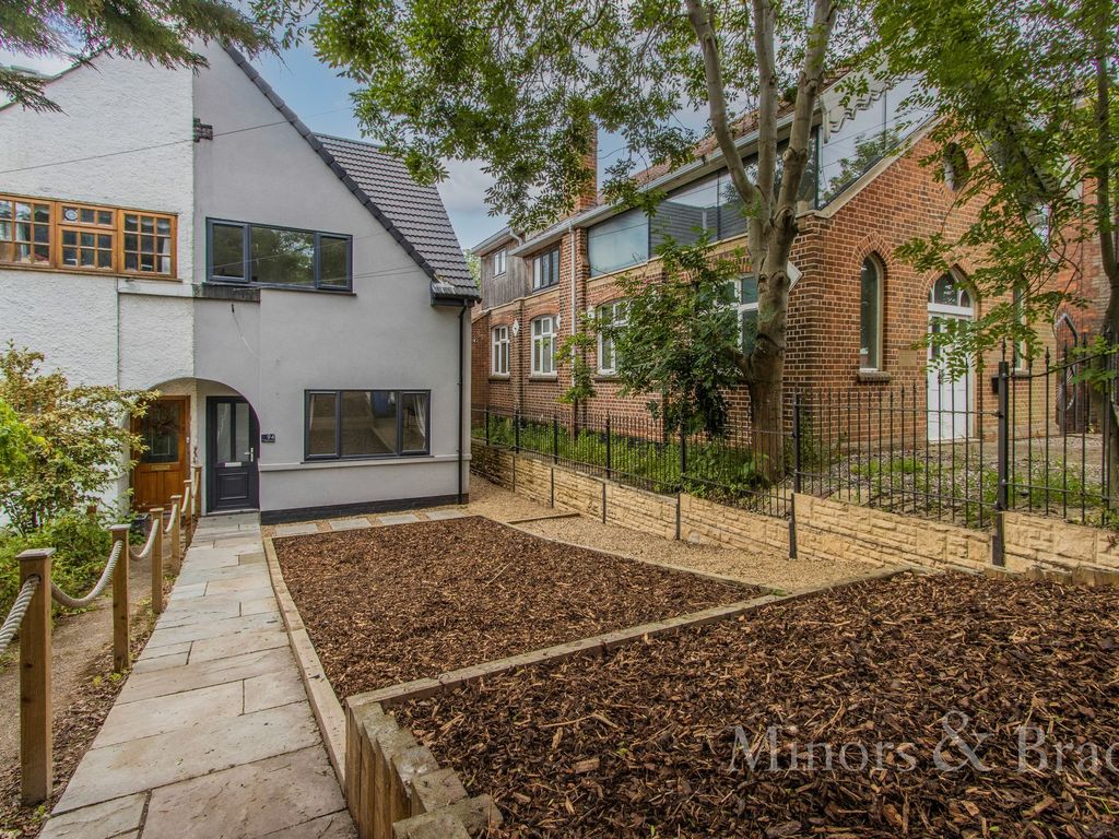 3 bed end terrace house to rent in Victoria Road, Lowestoft NR33, £