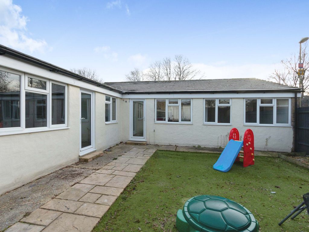 3 bed bungalow for sale in bodmin close, basingstoke, hampshire rg22