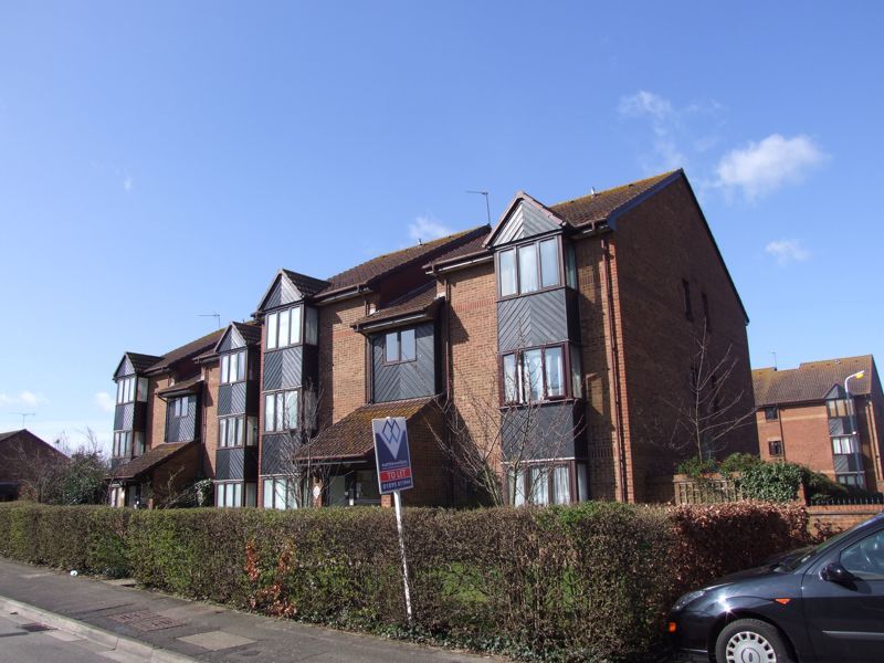 Studio to rent in Hawthorne Crescent, West Drayton UB7, £850 pcm Zoopla