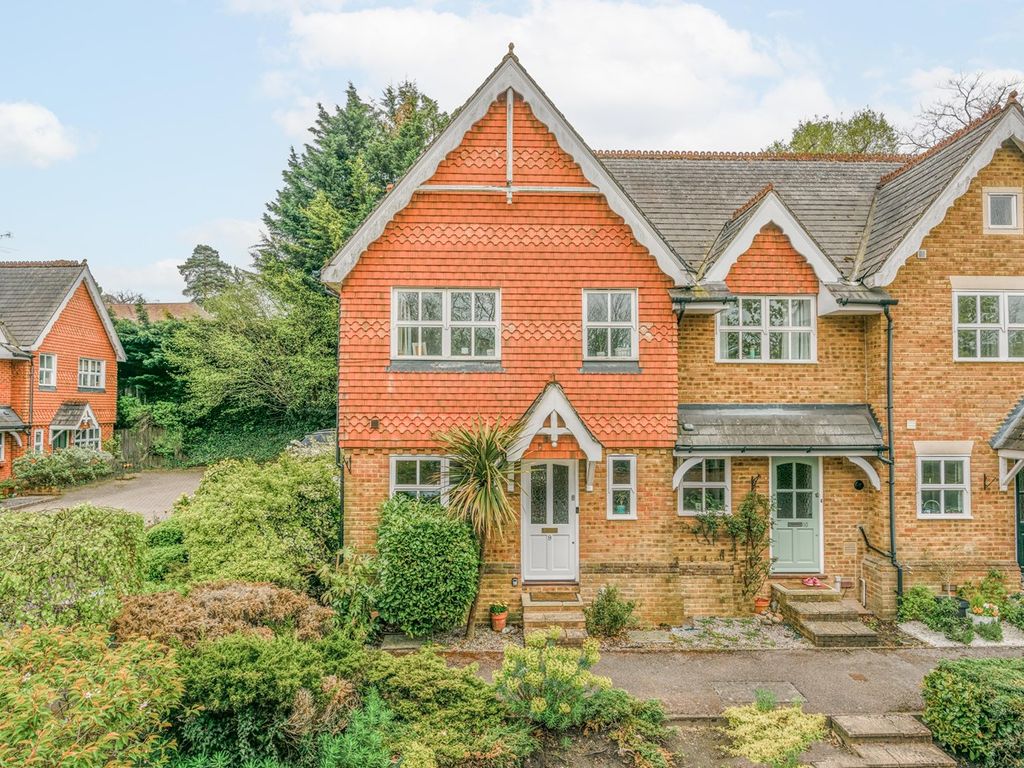 3 bed end terrace house for sale in Hadley Place, Weybridge KT13, £