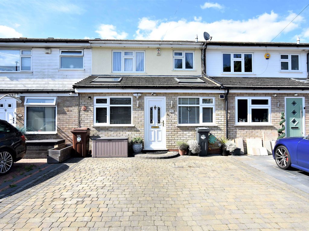 4 bed terraced house for sale in Fairlawn Close, Hanworth, Middlesex