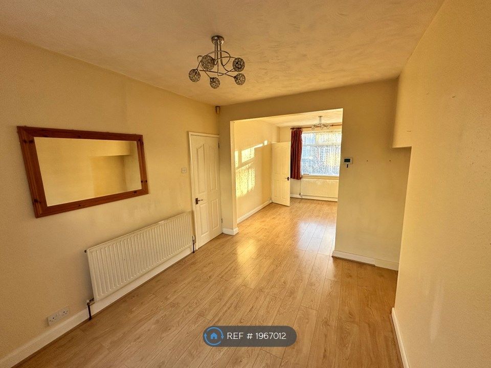 3 bed semidetached house to rent in Swithland Avenue, Leicester LE4, £