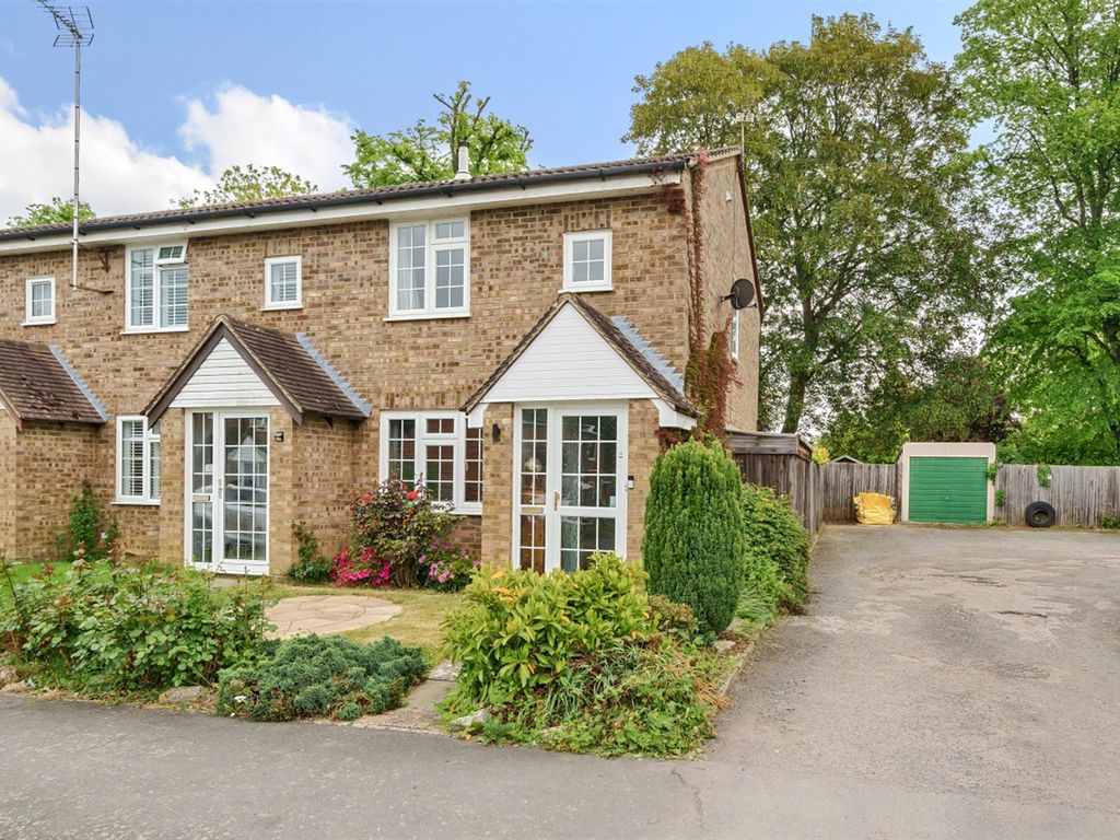 2 bed end terrace house for sale in 20 Somergate, Horsham, West Sussex