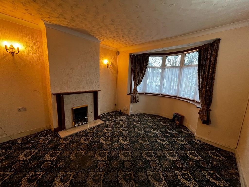 4 bed bungalow for sale in Clinton Crescent, Ilford IG6, £465,000 Zoopla