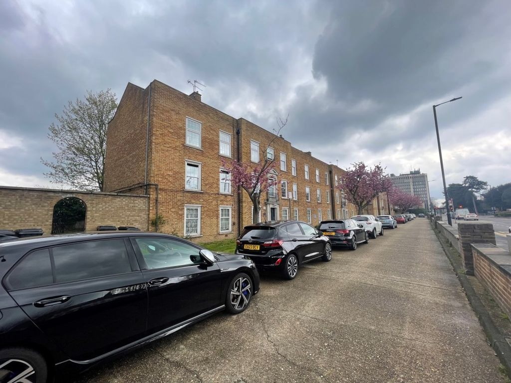 2 bed flat to rent in Baker Street, Enfield EN1, £1,695 pcm Zoopla