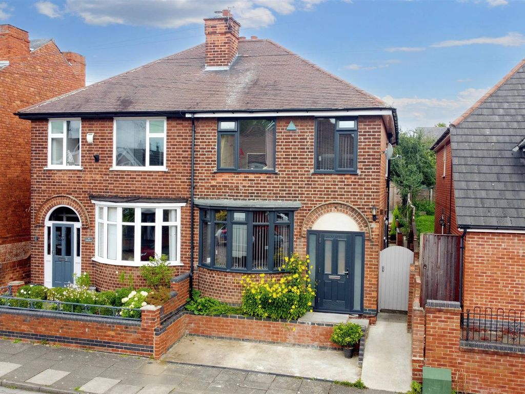 5 bed semidetached house for sale in Lime Grove, Stapleford